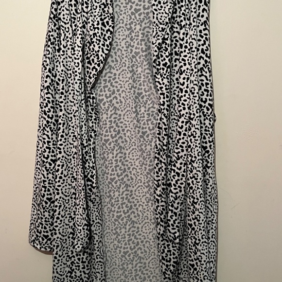 Robe - Picture 2 of 2